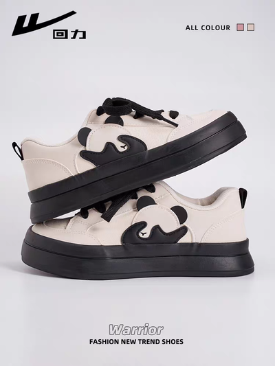 Zapatilla con diseño de panda color blanco crema com negro .