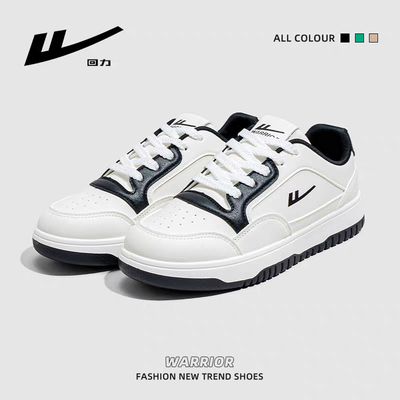 Zapatillas urbanas blancas con detalles en negro