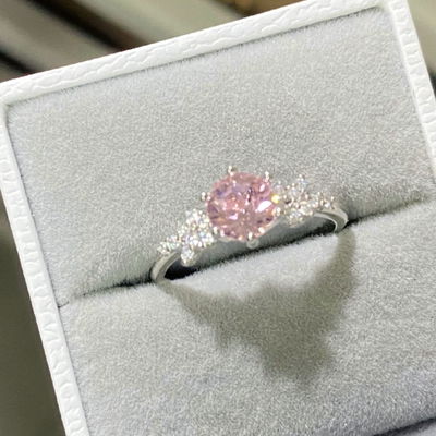 Anillo de plata de S925 con circonitas de hielo violetas y brillantes de estilo francés.