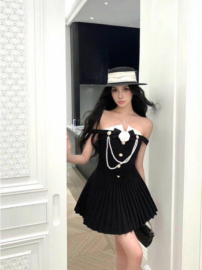 Vestido Corto "Parisién" con Escote Bardot y Joyería de Perlas