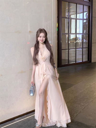 Vestido Maxi de Gasa Rosa Nude: con Flor 3D, Espalda Descubierta y Volados.