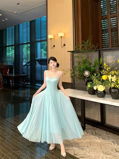 Vestido de Gala Celeste Pastel con Aplicaciones de Pedrería