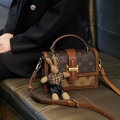 Cartera Estructurada en Tonos Café y Camel con Charm de Conejito