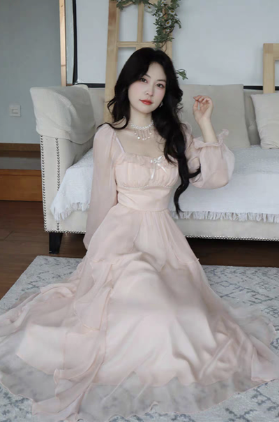 Vestido Romántico de Gasa Rosa Nube con Escote Cuadrado