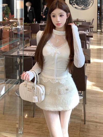 Blusa Romántica Ivory con Cuello Mock y Perlas 