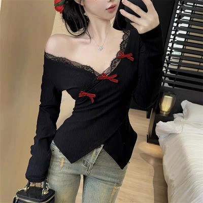 Blusa Cruzada Coquette con Encaje y Lazos Carmesí