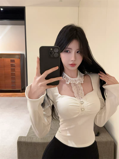 Blusa Romántica Blanca con Escote Corazón y Choker de Encaje