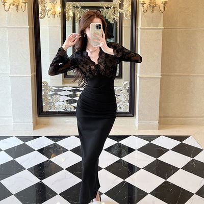 Vestido Largo Noir: Cuerpo de Tul Floral Traslúcido y Escote en V