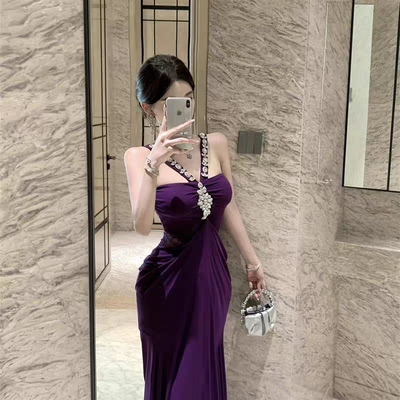 Vestido de Gala con Drapeado Escultural y Escote de Pedrería 