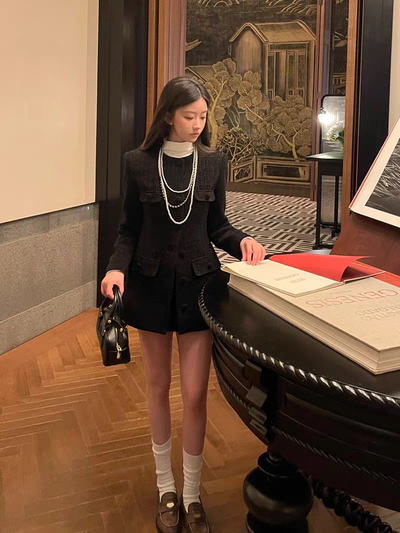  Conjunto de Blazer + pollera color negro con sutiles brillos