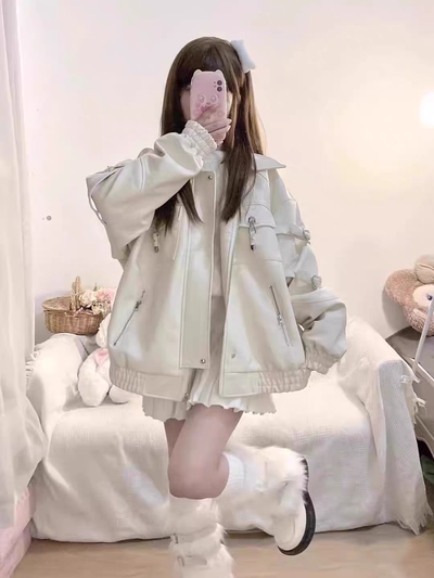 Campera oversize color crema con hebillas de corazon 