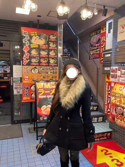 Tapado color negro estructurado a la silueta con peluche montable 