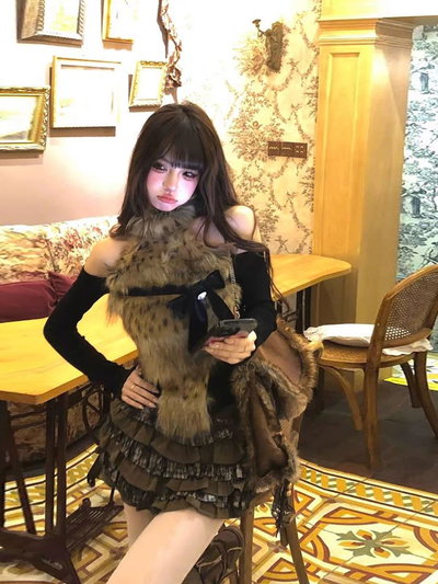 Blusa negra con Peluche marrón con moño 