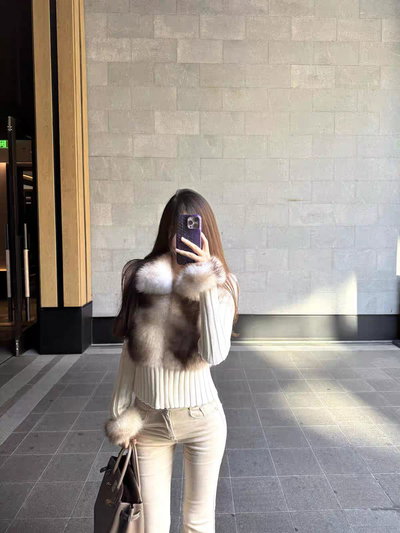 Campera Blanca tejida con detalle de peluche sintético suave 