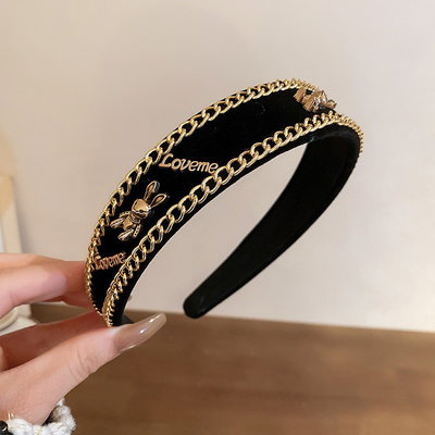 Vincha aterciopelada negra con detalles cadena y dijes dorado