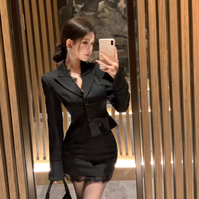 Conjunto Blazer y pollera con encaje 