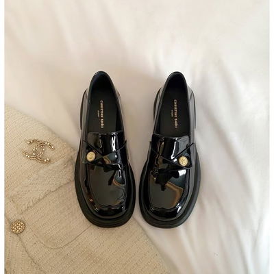 Mocasines de charol con botón dorado