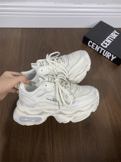 Zapatillas blancas con veteado en plateado