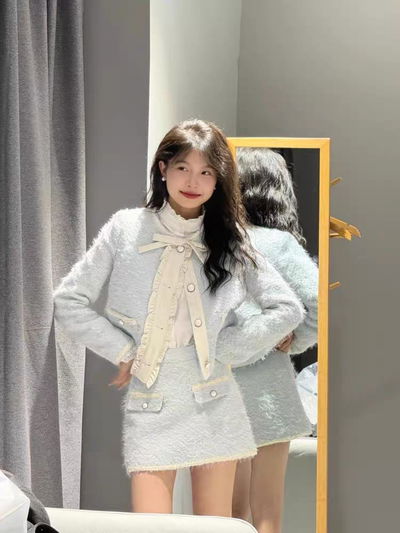 Conjunto chaqueta + pollera color celeste 