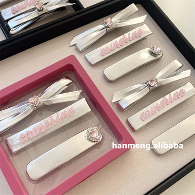 Hebilla color plata con diseños color rosa