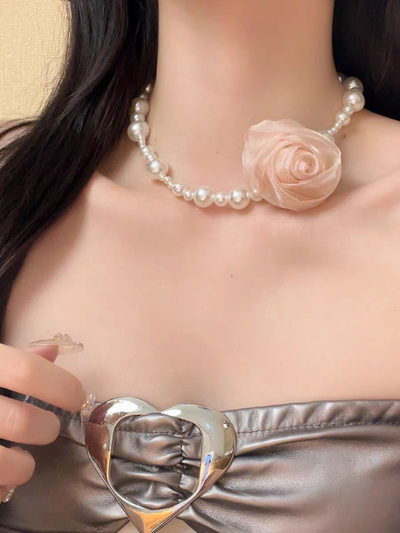 Collar de perlas con rosa color hueso y rosado