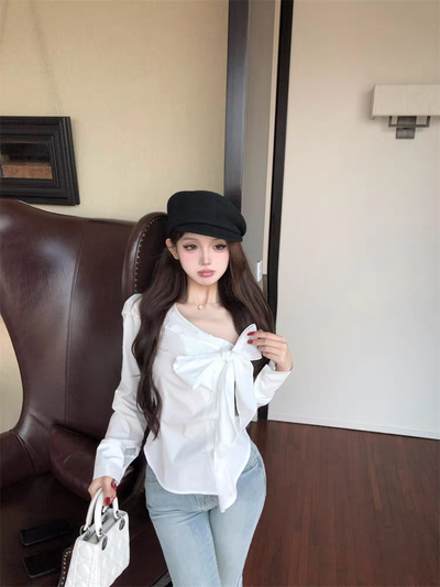 Camisa irregular en color azul oscuro y blanco