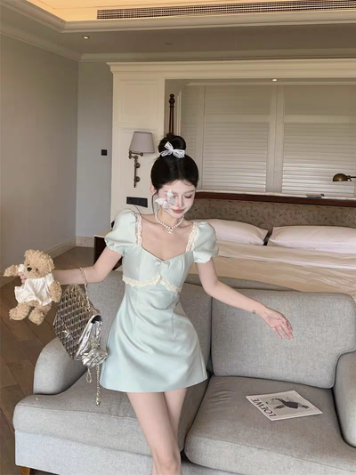 Vestido corto color verde claro tela de satén 