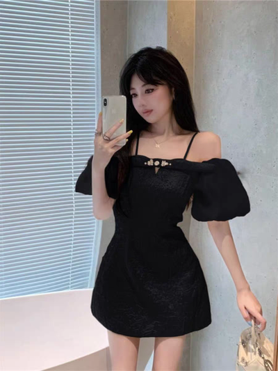 Vestido negro corto con mangas estilo princesa 