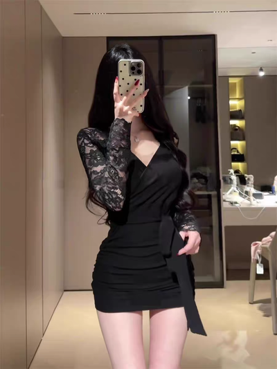 Vestido negro con mangas de encaje 