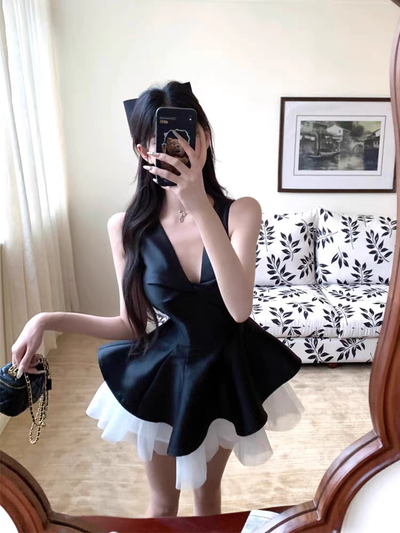 Vestido con escote en V y falda doble en color negro y rosa 