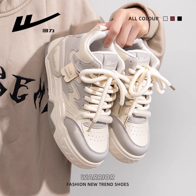 Zapatilla color gris con blanco