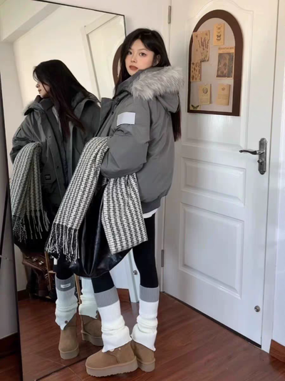 Campera color gris con capucha de piel sintética