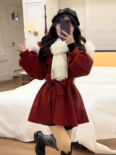 Tapado corto con capucha y pelo sintético color rojo y negro