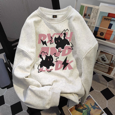 Buzo gris con gatos negros cuello redondo