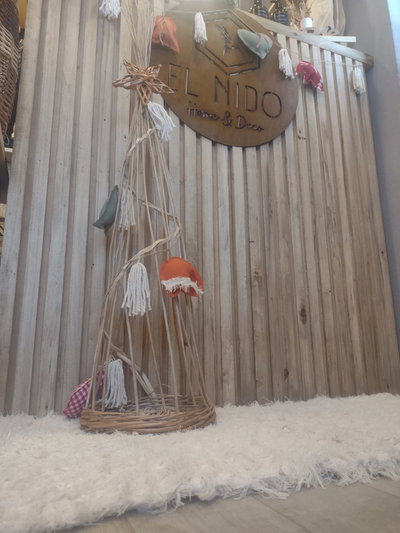 ARBOL DE NAVIDAD MIMBRE  1 MT ALTO X 25 DE BASE, CON ESTRELLA DE 15 CM