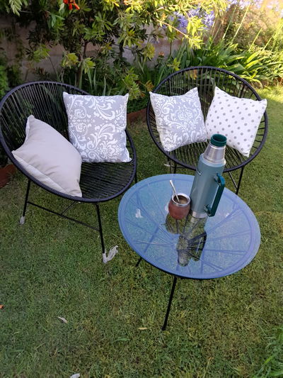 COMBO DE JARDIN CAPRI : 2 SILLAS CON MESA CON VIDRIO