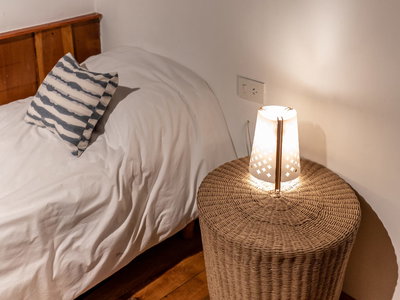 PUFF CÓNICO ALTO DE 0,50 ALTO X 0,50CM DIÁMETRO TEJIDO CON FIBRAS NATURALES DE KRAFT