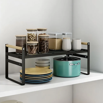 Repisa organizadora de metal negro con manija de madera para cocina