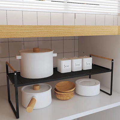 Repisa organizadora de metal negro con manija de madera para cocina