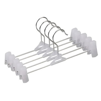 Percha de metal con broches