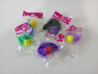 PELOTA DE GOMA CON SONAJERO Y PLUMAS
