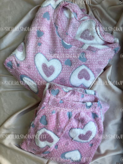 PIJAMA POLAR CORAZONES ROSAS (LUMINOSO)
