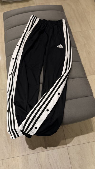 PANTALON ADIDAS ANCHO CON BOTONES