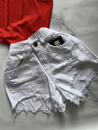 SHORT BLANCO CON ROTURAS