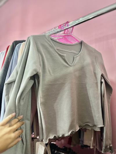 CAMISETA CUELLO EN V