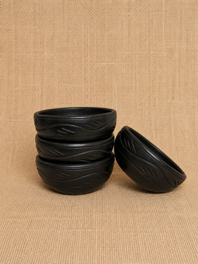 Cazuela negras talladas