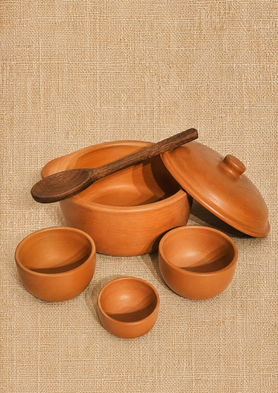 Olla de barro de 4 litros + 2 cazuelas + salsero + cuchara de madera 