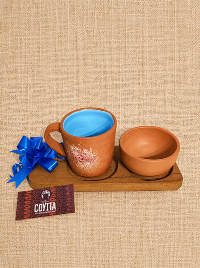 Set de taza esmaltada + cuenco de barro + tabla de madera