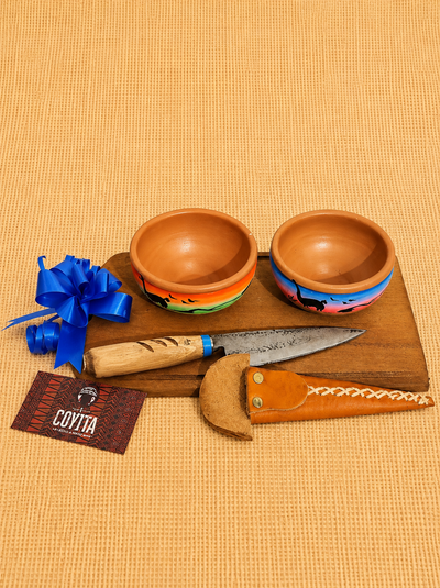 Set de cuchillo + 2 compoteras de barro + tabla de madera 