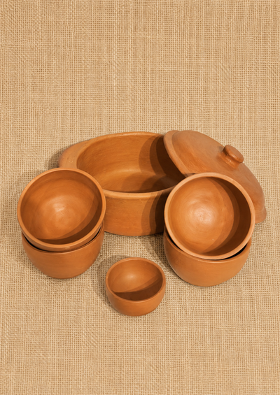 Olla de barro de 5 litros + 4 cazuelas + salsero + cuchara de madera 